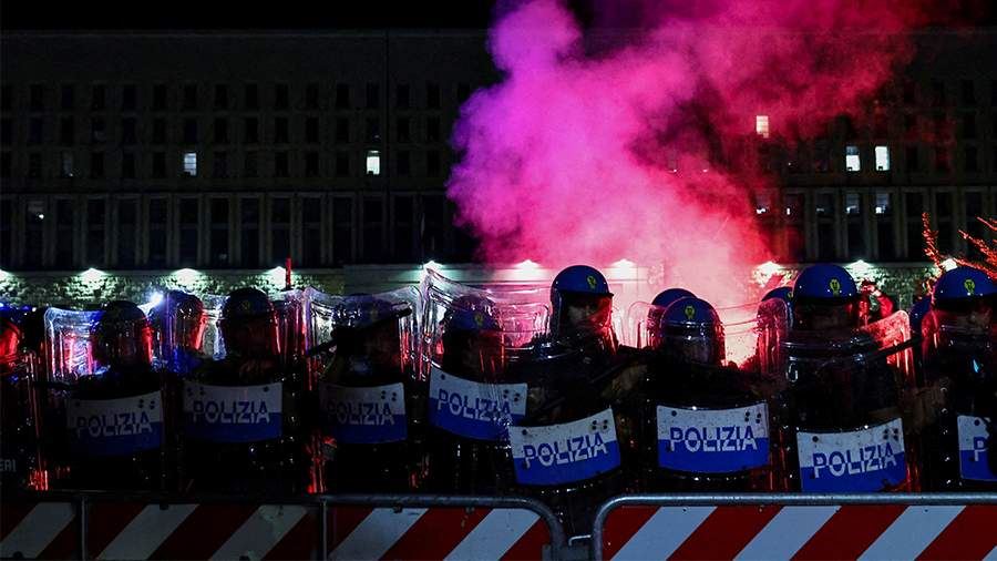Многотысячный митинг против политики ЕС прошел на центральной площади Рима