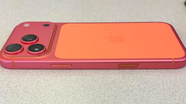 Пользователи жалуются, что оранжевые iPhone 17 Pro начали менять цвет
