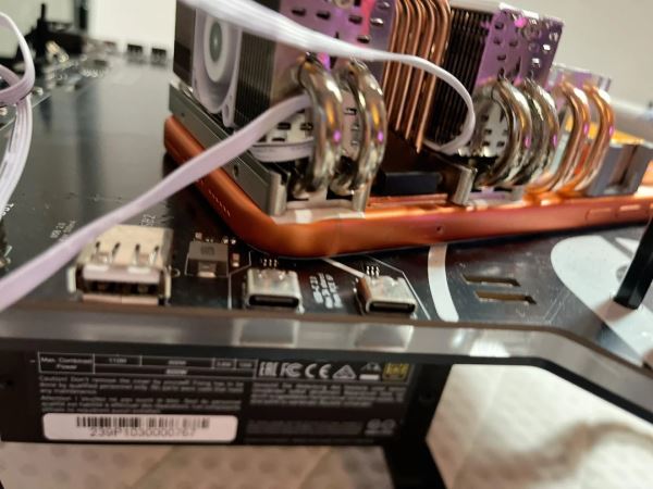 Исследователь добавил к iPhone 17 Pro комплект радиаторов для SSD, чтобы проводить тесты на высокую производительность