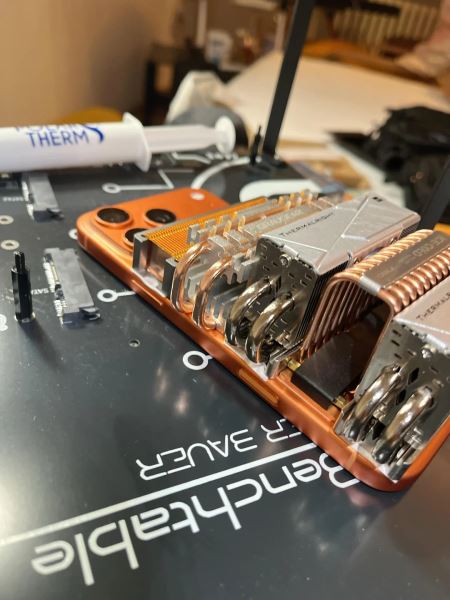 Исследователь добавил к iPhone 17 Pro комплект радиаторов для SSD, чтобы проводить тесты на высокую производительность
