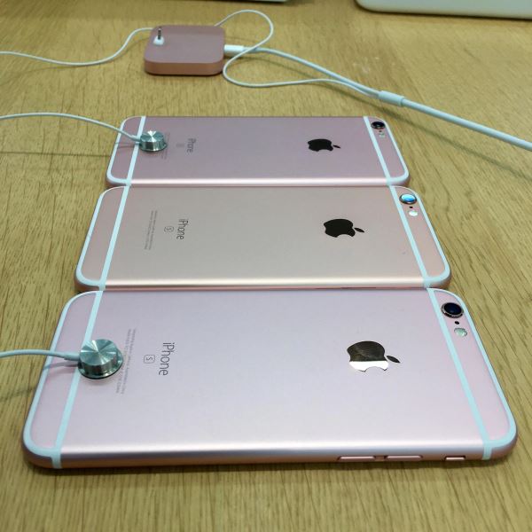 Пользователи жалуются, что оранжевые iPhone 17 Pro начали менять цвет