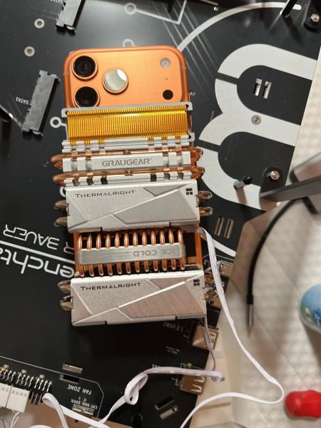 Исследователь добавил к iPhone 17 Pro комплект радиаторов для SSD, чтобы проводить тесты на высокую производительность