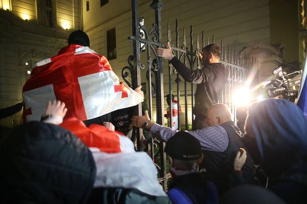 В Грузии начались масштабные протесты. Митингующие штурмуют дворец президента, есть пострадавшие. Что известно к этому часу?