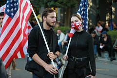 В Грузии начались масштабные протесты. Митингующие штурмуют дворец президента, есть пострадавшие. Что известно к этому часу?