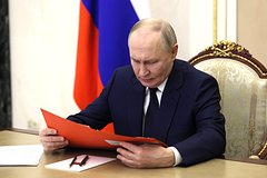 Путин провел оперативное совещание с членами Совбеза России