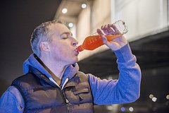Мужчина с похмелья перепутал газировку с чистящим средством и выпил его