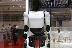 Роботам Tesla не хватило рук