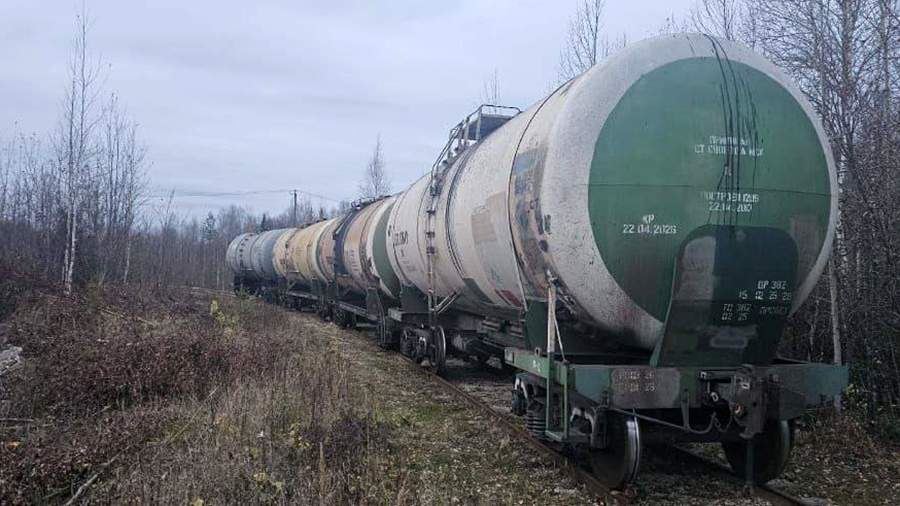 Три железнодорожные цистерны сошли с путей в Коми