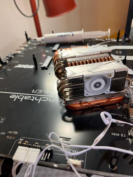 Исследователь добавил к iPhone 17 Pro комплект радиаторов для SSD, чтобы проводить тесты на высокую производительность