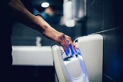 Россиян предупредили об опасности воздушных сушилок для рук